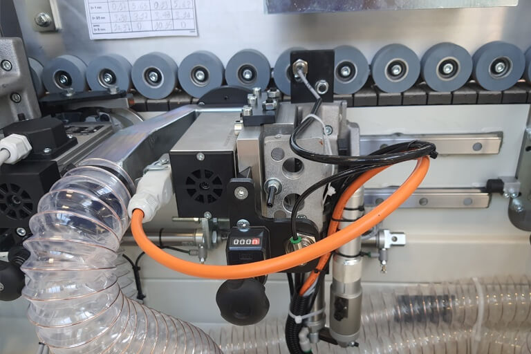 Mașină automată de aplicare a benzii de margine E 550 Casadei Industria — fotografia 7