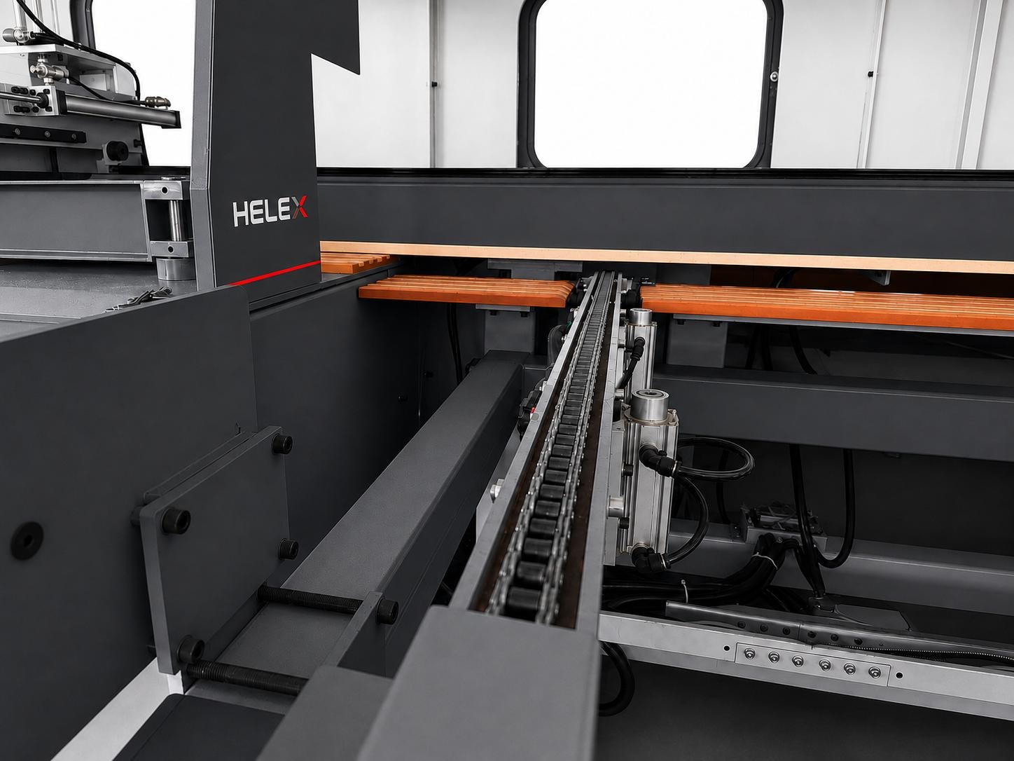 View of the circular saw feeding unit Push-Feed Optimizing Cross-Cut Saw Line HE 6000 O